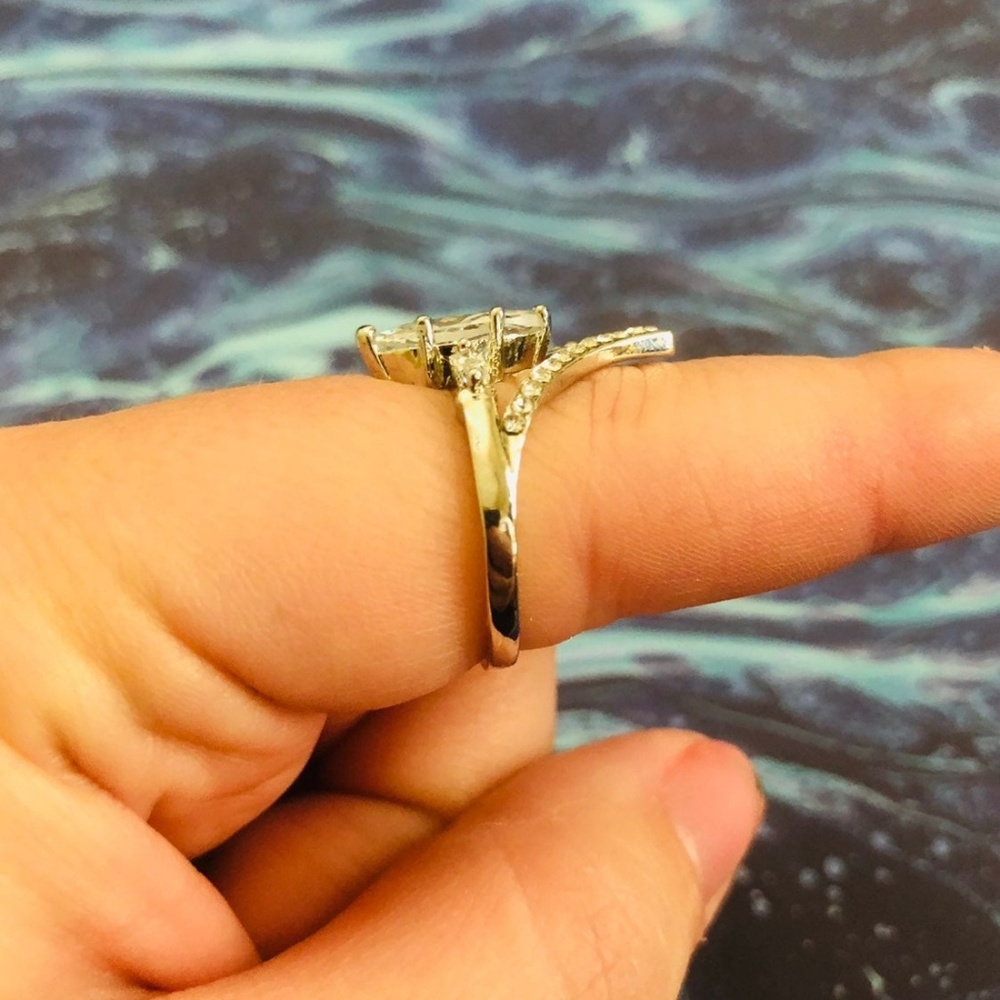 CLEAR SAPPHIRE IN MARQUEE CUT IN V SHAPE